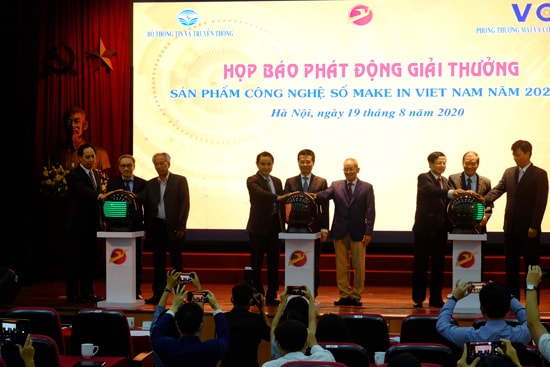 Bộ trưởng Nguyễn Mạnh Hùng và các đại biểu chính thức nhấn nút phát động Giải thưởng “Sản phẩm công nghệ số Make in Viet Nam” năm 2020. Ảnh: G.P
