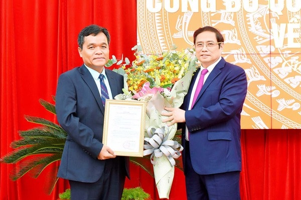 Trưởng Ban Tổ chức Trung ương Phạm Minh Chính trao quyết định và chúc mừng ông Hồ Văn Niên