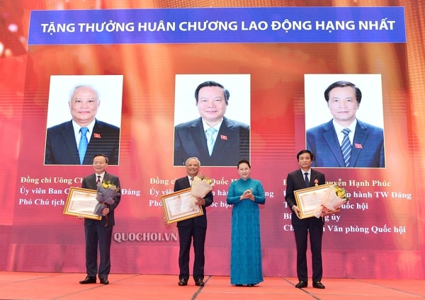 Chủ tịch Quốc hội Nguyễn Thị Kim Ngân trao tặng Huân chương Lao động hạng Nhất cho Phó Chủ tịch Quốc hội Uông Chu Lưu, Phó Chủ tịch Quốc hội Phùng Quốc Hiển, Tổng thư ký, Chủ nhiệm Văn phòng Quốc hội Nguyễn Hạnh Phúc. Ảnh: quochoi.vn