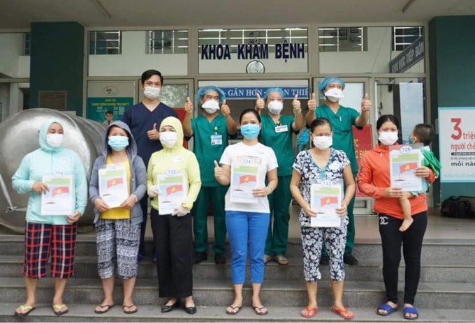 Các bệnh nhân đã chiến thắng Covid -19 sau nhiều ngày điều trị (ảnh TL).