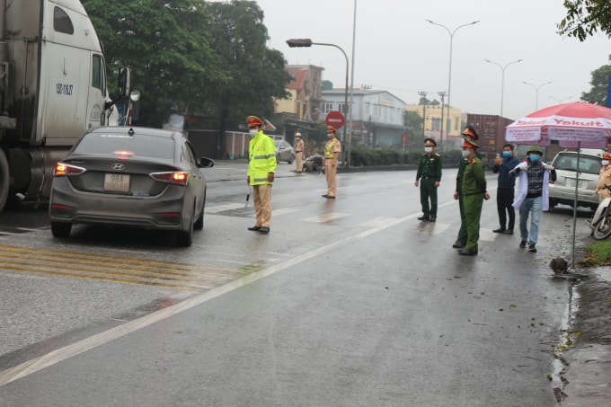 Lực lượng chức năng làm nhiệm vụ trên chốt khu vực Ga Dụ Nghĩa, Quốc lộ 5