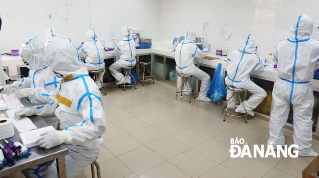 Hơn 30 nhân viên CDC Đà Nẵng làm việc trong nhiều ngày để phân tích hàng chục ngàn mẫu xét nghiệm SARS-CoV-2. Ảnh: Phan Chung