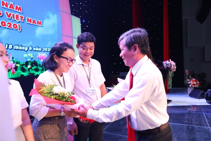 Nhà báo Tôn Hoàn tặng hoa chúc mừng hội viên đoạt giải báo chí QG.