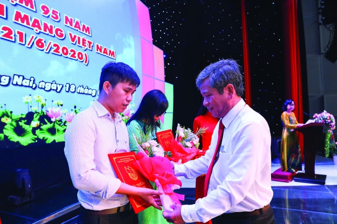 Nhà báo Tôn Hoàn trao giải Ngòi Viết Vàng Đồng Nai 2019.