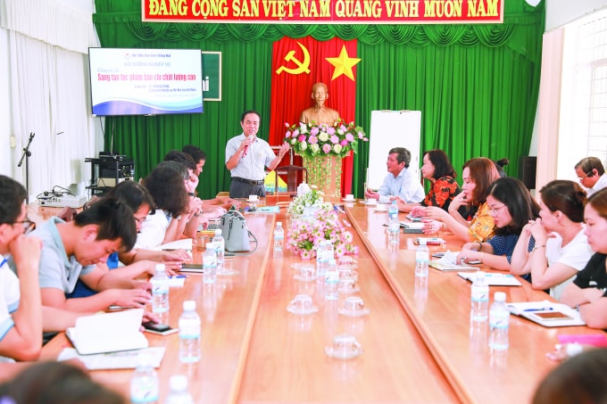 Tiến sĩ Trần Bá Dung, Trưởng ban nghiệp vụ Hội Nhà báo Việt Nam trao đổi tại lớp tập huấn cho báo chí Đồng Nai.
