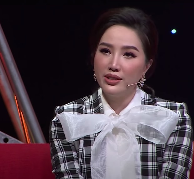 Gương mặt tăng kí rõ rệt của cô.