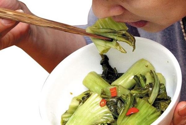 Dưa cà muối xổi là thực phẩm gây ung thư nguy hiểm.