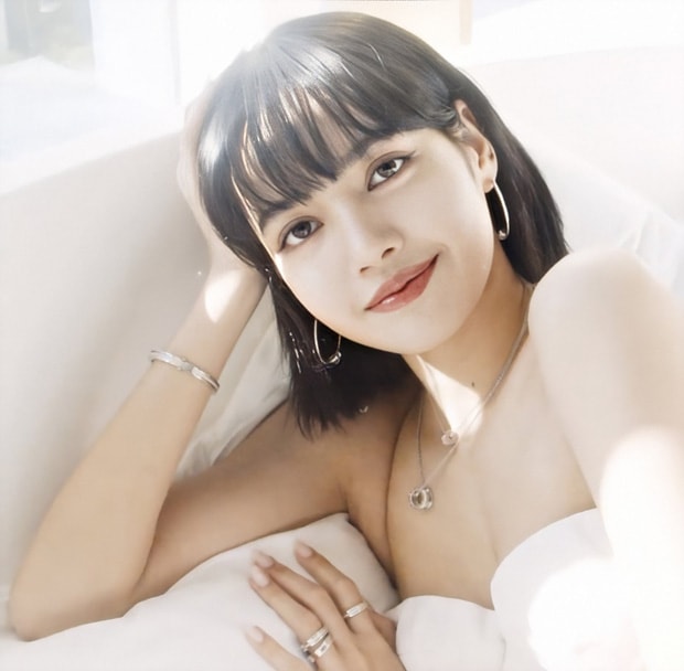Lisa khoe khéo được vòng 1 e ấp cùng thần thái cực kỳ sang chảnh, quyến rũ.