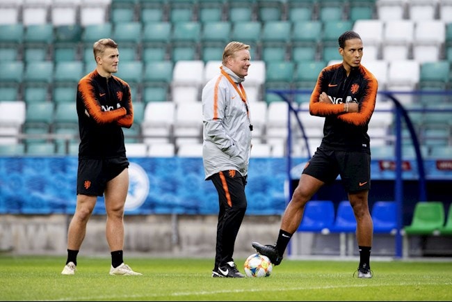 Hình ảnh trung vệ Van Dijk và HLV Ronald Koeman trong màu áo đội tuyển (ĐT) Hà Lan. Ảnh: internet.