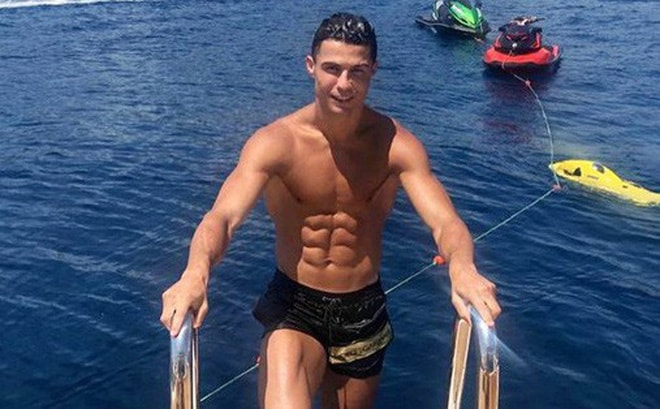 Có lẽ đây là kỳ nghỉ mát khá thú vị của Ronaldo sau khi mùa giải kết thúc. Ảnh: internet.