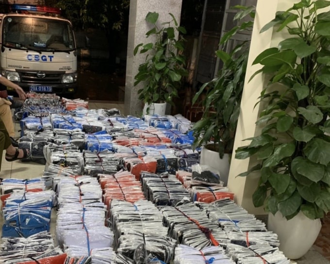 Các đối tượng vận chuyển hàng lậu bị đội CSGT số 9 bắt giữ. Ảnh: Dương Lâm