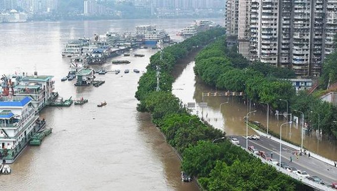 Mưa lũ đang gây nhiều thiệt hại cho người dân Trung Quốc. Ảnh: TL.
