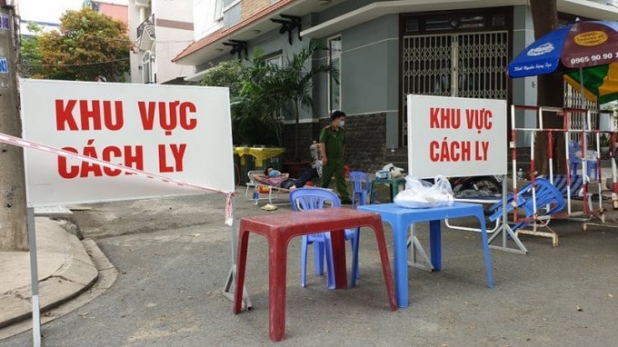 17 hộ dân tạm thời bị phong tỏa do bệnh nhân tái dương tính với virus SARS-CoV-2. Ảnh: Nguyễn Tân.