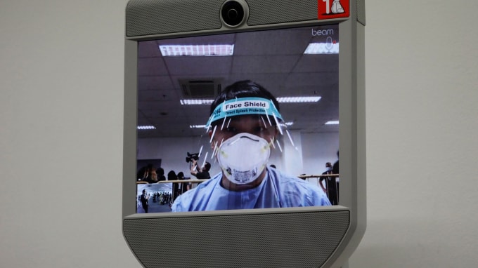 Hình ảnh một robot cung cấp dịch vụ tư vấn y tế trực tiếp tại một cơ sở cách ly cộng đồng ở Singapore vào ngày 24 tháng 4 - Ảnh: Reuters