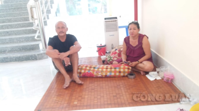 Hai vợ chồng ông Phụng đã dọn đồ vào trụ sở Trung tâm hình chính TP. Mỹ Tho để ở