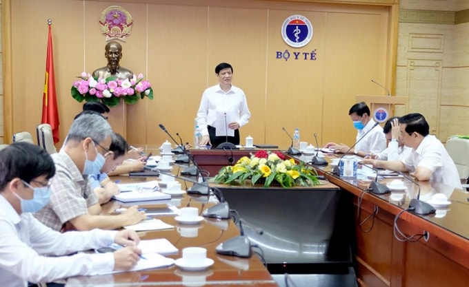 Quyền Bộ trưởng Nguyễn Thanh Long chỉ đạo các địa phương không được lơ là trong công tác phòng chống dịch Covid -19 (ảnh TL).