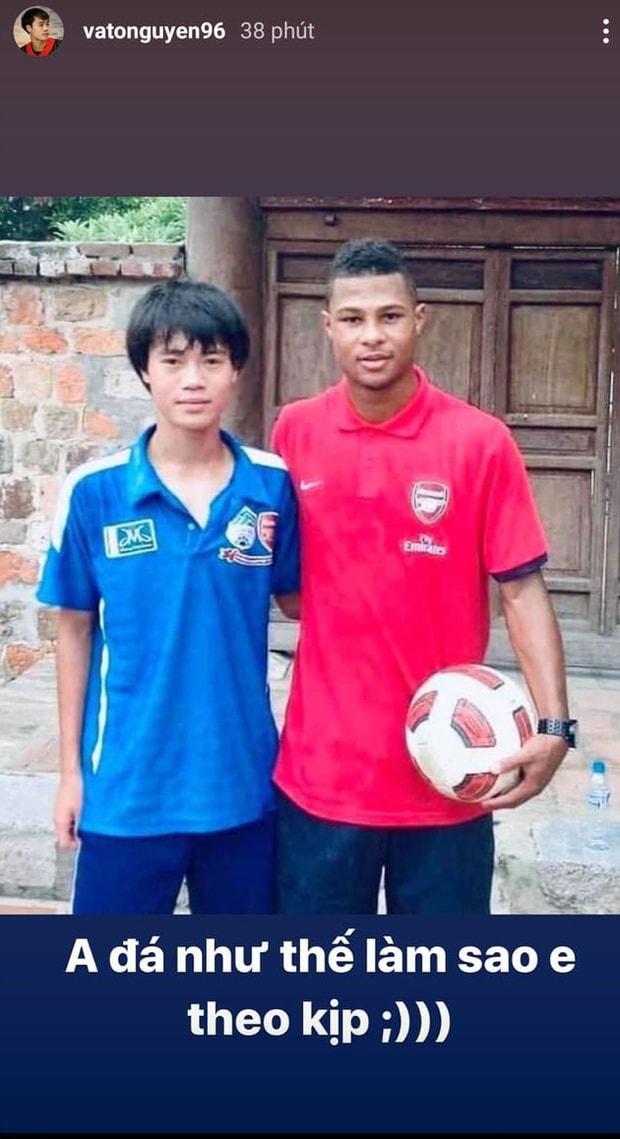 Hình ảnh ‘hiếm hoi’ khi Văn Toàn chụp với ngôi sao Serge Gnabry. Ảnh: internet.