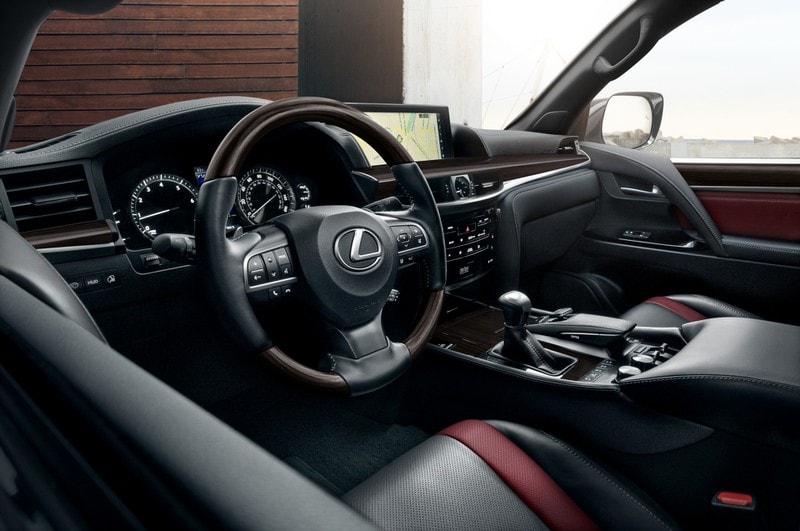 Lexus LX 2021 có nội thất tông màu đen đỏ và ghế được bọc da bán aniline đen tuyệt đẹp. Ảnh: internet.