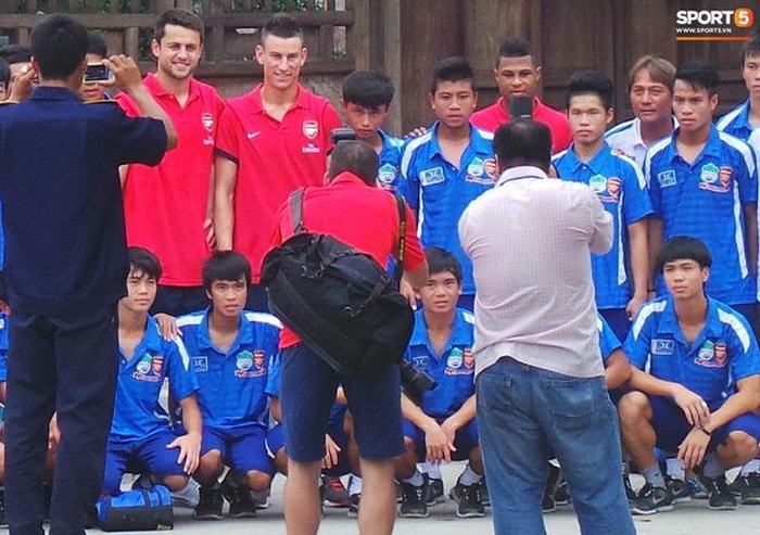 Hình ảnh các cầu thủ HAGL chụp ảnh cùng tập thể CLB Arsenal. Ảnh: kenh14