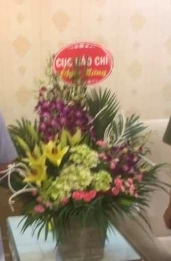Lẵng hoa mà đối tượng giả danh người của Cục Báo chí mang tới chúc mừng một đơn vị công an