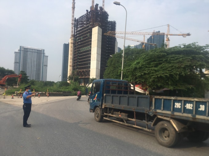Phân luồng giao thông, hạn chế ùn tắc trong quá trình thực hiện sửa chữa mặt cầu Thăng Long. Ảnh: TL