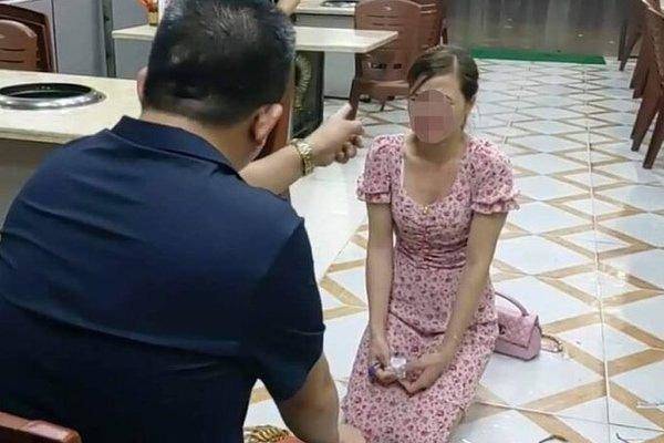 Nữ thực khách bị chủ quán Nhắng nướng Hiền Thiện bắt quỳ gối, xin lỗi. Ảnh: TL.