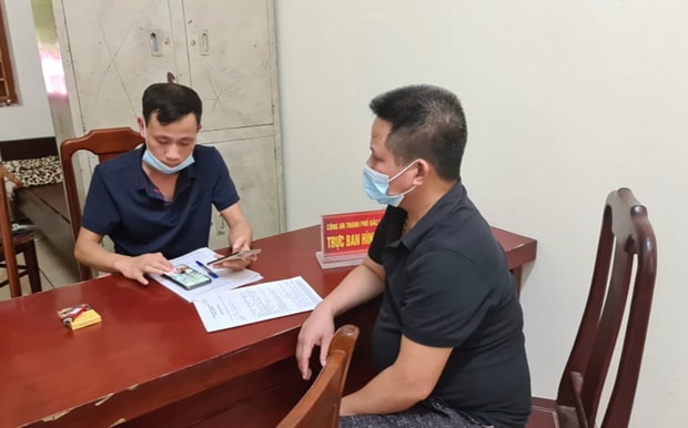 Chủ quán Nhắng nướng Hiền Thiện bị bắt giữ tại cơ quan điều tra. Ảnh: TL.