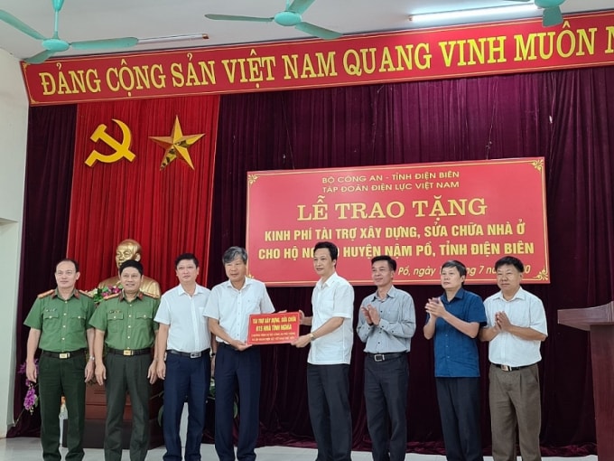 Lãnh đạo Tổng công ty EVNNPC tặng kinh phí tài trợ cho chương trình.