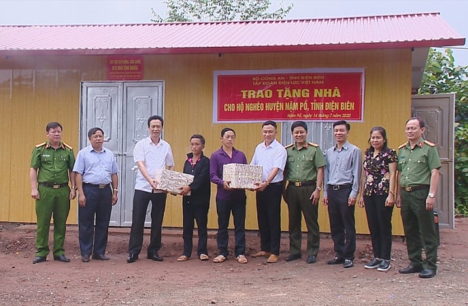 Lãnh đạo Bộ Công an, Tập đoàn Điện lực Việt Nam và đại diện chính quyền bàn giao nhàcho gia đình anh Giàng A Chu tại bản Nậm Thà Là, xã Pa Tần.