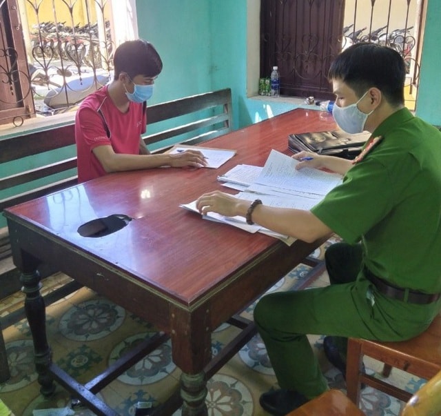 Đối tượng Hoàng Tuấn Tùng tại cơ quan Công an. Ảnh: CA Quảng Bình