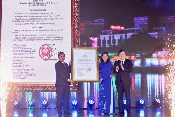 Phó Thủ tướng Trịnh Đình Dũng trao Quyết định của Thủ tướng Chính phủ công nhận TP. Long Xuyên là đô thị loại I trực thuộc tỉnh An Giang. Ảnh: VGP