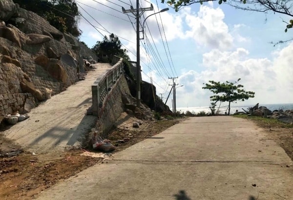 Ông Trần Trọng Thu xây kè, chặn đất và làm đường dẫn lên khu đất rừng phòng hộ khi chưa được cơ quan có thẩm quyền cho phép