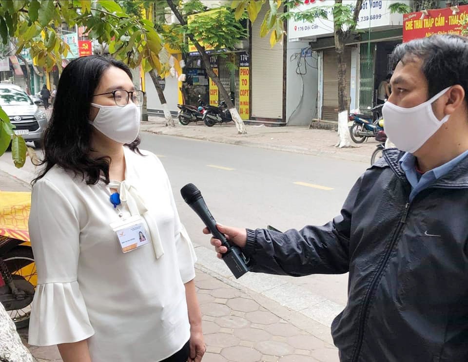 Nhà báo Vũ Xuân Cường (Báo Tin tức) phóng vấn người dân trong đợt dịch Covid 19 vừa qua. Ảnh NVCC