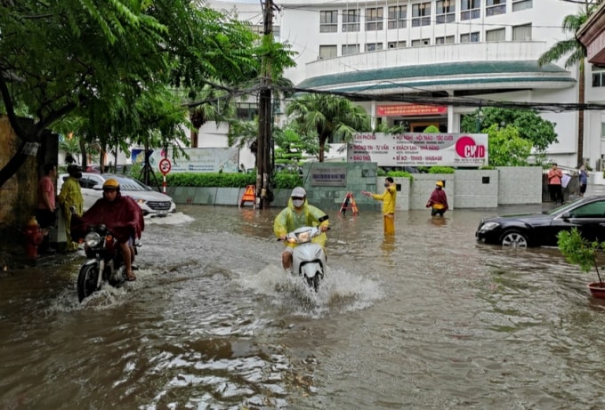Mưa lớn đã khiến cho nhiều tuyến phố tại nội thành Hà Nội ngập trong nước ( Ảnh Hanoimoi.vn)