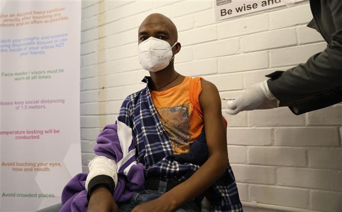 Nhân viên y tế thử nghiệm vaccine phòng COVID-19 trên tình nguyện viên tại Soweto, Nam Phi, ngày 24/6/2020. Ảnh: AFP/ TTXVN.
