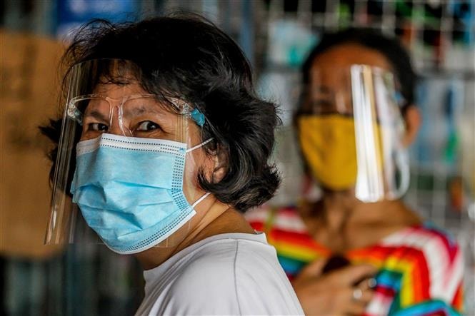 Người dân chờ làm xét nghiệm COVID-19 tại Manila, Philippines, ngày 14/8/2020. Ảnh: THX/TTXVN.