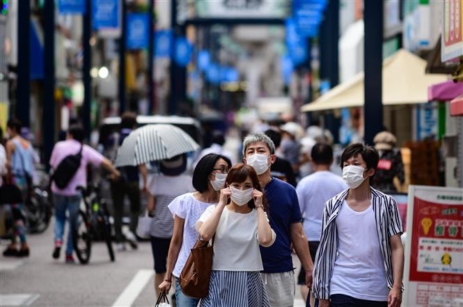 Người dân đeo khẩu trang phòng lây nhiễm COVID-19 tại Tokyo, Nhật Bản. Ảnh: AFP/TTXVN.
