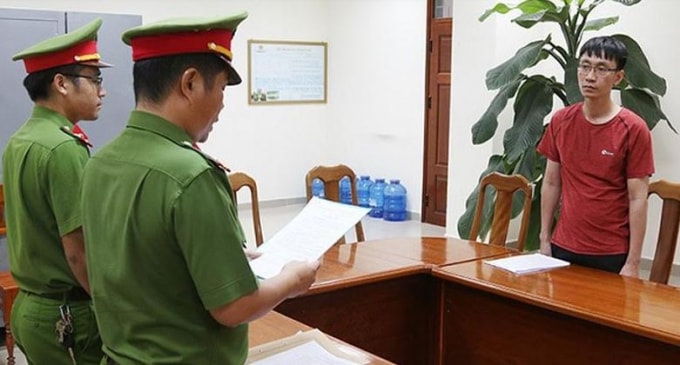 Tống đạt quyết định tạm giữ hình sự Dương Minh Phú về hành vi lừa đảo, chiếm đoạt tài sản.