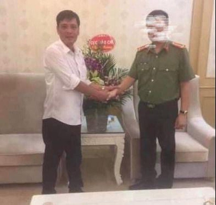 Mạo danh Cục Báo chí đi tặng hoa Công an tỉnh Thanh Hóa.