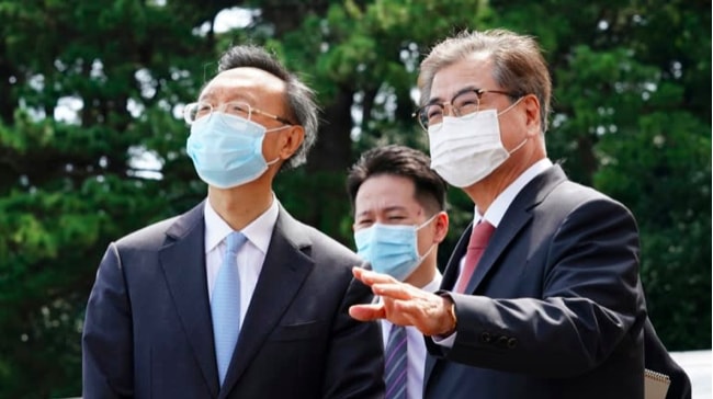 Ông Dương và Tổng thống Hàn Quốc Moon Jae-in. Ảnh: Reuters