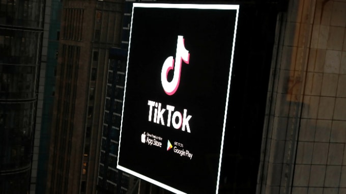 Logo TikTok được nhìn thấy trên màn hình ở Quảng trường Thời đại ở Thành phố New York. Ảnh: Reuters