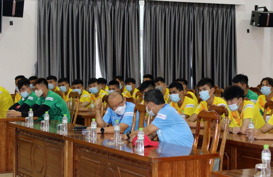 Huấn luyện viên (HLV) Park Hang-seo cùng các cầu thủ U22 Việt Nam trong buổi gặp gỡ lãnh đạo VFF. Ảnh: internet.