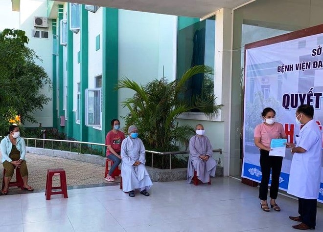 Thời gian trước đó, ngày 18/8, BN 564 cùng 5 người khác được công bố khỏi bệnh và xuất viện về nhà. Ảnh: internet.