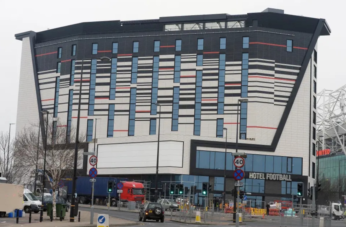 Cầu thủ Ryan Giggs và anh em nhà Neville đang sở hữu khách sạn mang thương hiệu Hotel Football ở cạnh sân Old Trafford. Ảnh: internet.