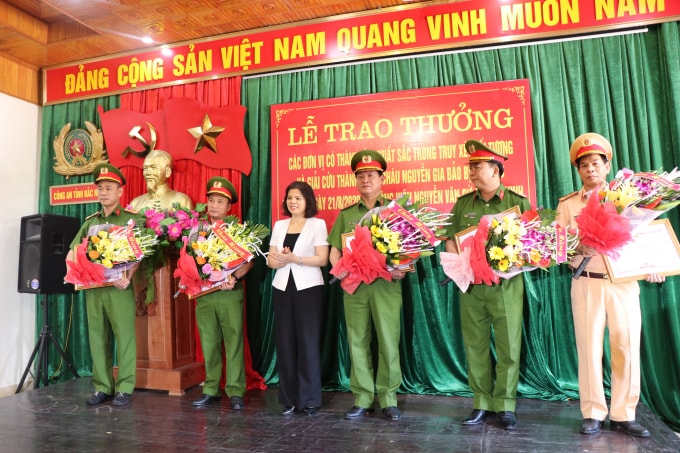 Chủ tịch tỉnh Bắc Ninh Nguyễn Hương Giang thưởng nóng Công an tỉnh Bắc Ninh