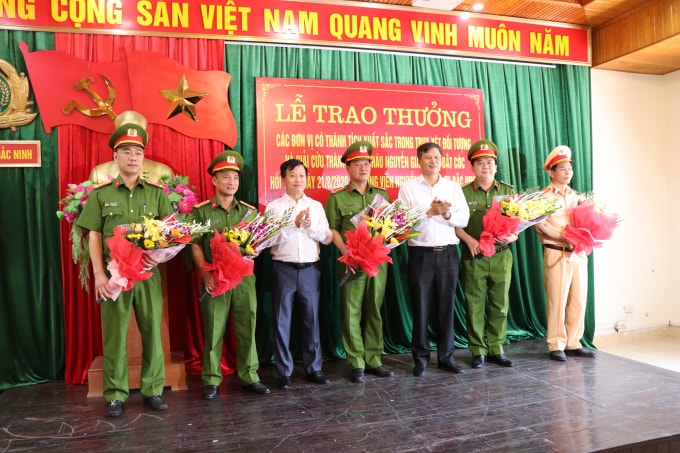 Bí thư Thành ủy Tạ Đăng Đoan và Chủ tịch Thành phố Bắc Ninh Nguyễn Song Hà thưởng nóng Công an tỉnh Bắc Ninh