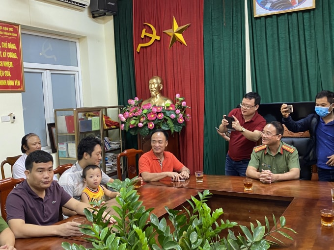 Lãnh đạo Công an tỉnh Bắc Ninh và gia đình cháu bé vui mừng khi cháu an toàn trở về. Ảnh: Hoàng Dương
