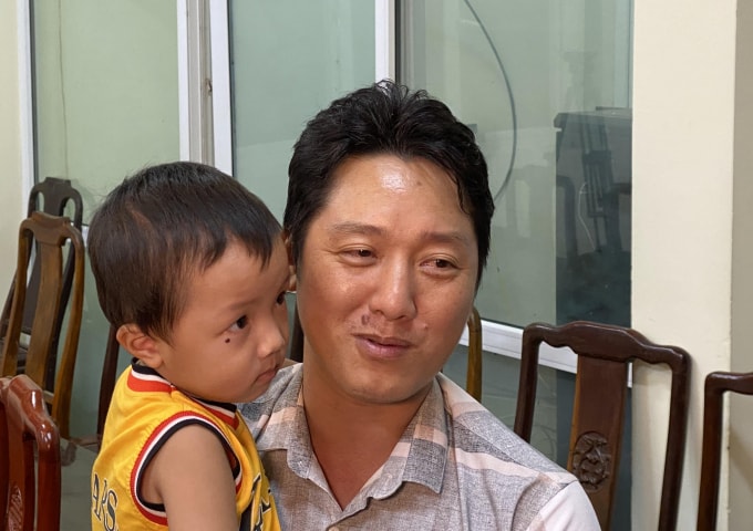 Anh Nguyên Văn Hưng- bố cháu Gia Bảo chia sẻ cảm xúc với PV. Ảnh: Hoàng Dương