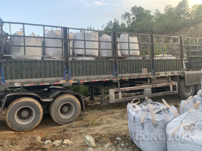Với lượng lớn hoá chất dạng rắn đã bị dân phát giác, báo Công an