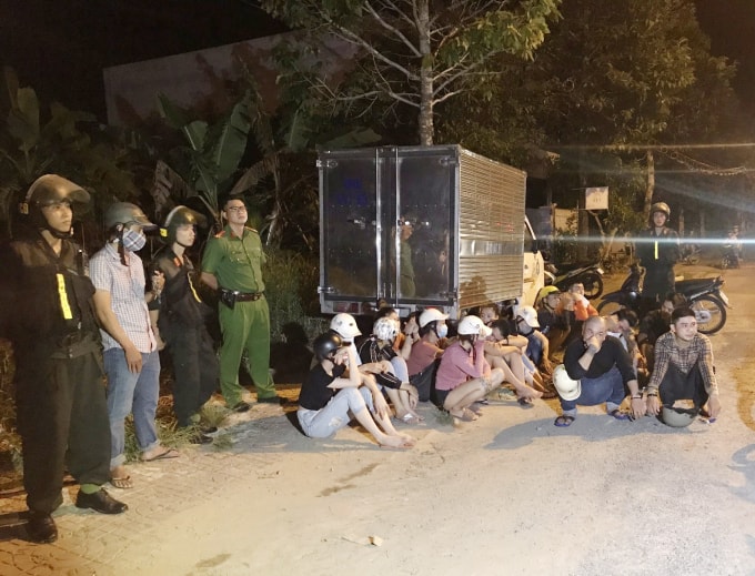 Nhóm đối tượng mang hung khí để giải quyết mâu thuẫn. (Ảnh: Hoàng Giang)